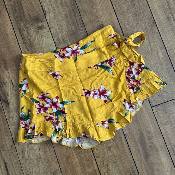 Guess Skirt Size Small - Picture 2 of 5